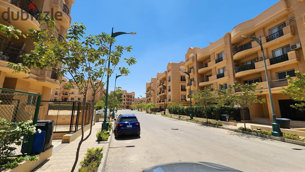 Live immediately behind Mall of Arabia in Sheikh Zayed, ground floor apartment with garden at a bargain price, installment 5