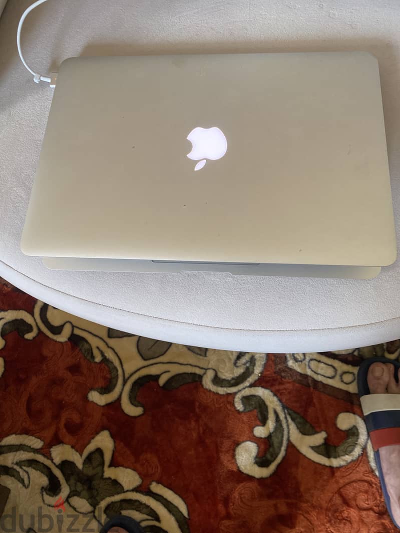 Macbook air 2017 بحالة جيدة مع الشاحن 1