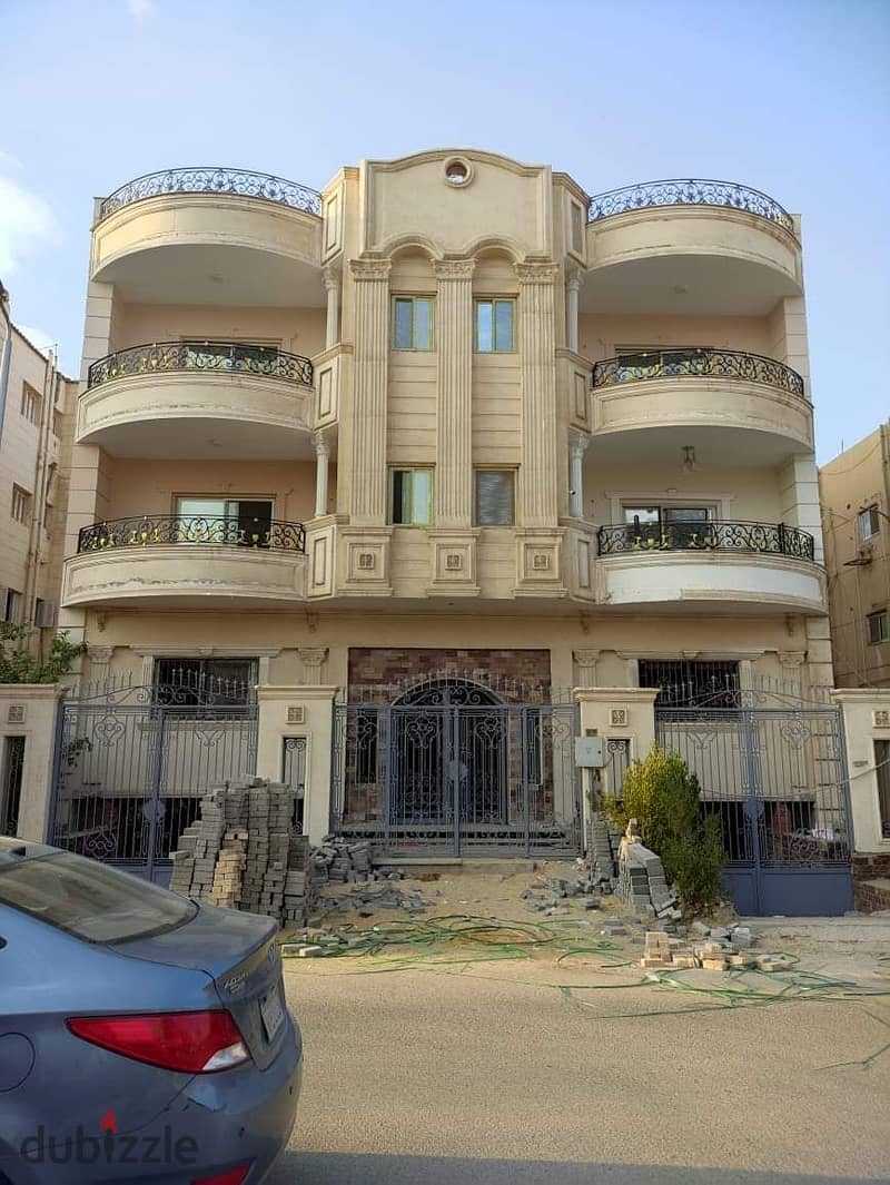 For sale, ground floor apartment of 180 and 100 with garden for sale in villas in the first district, view on a main street 0