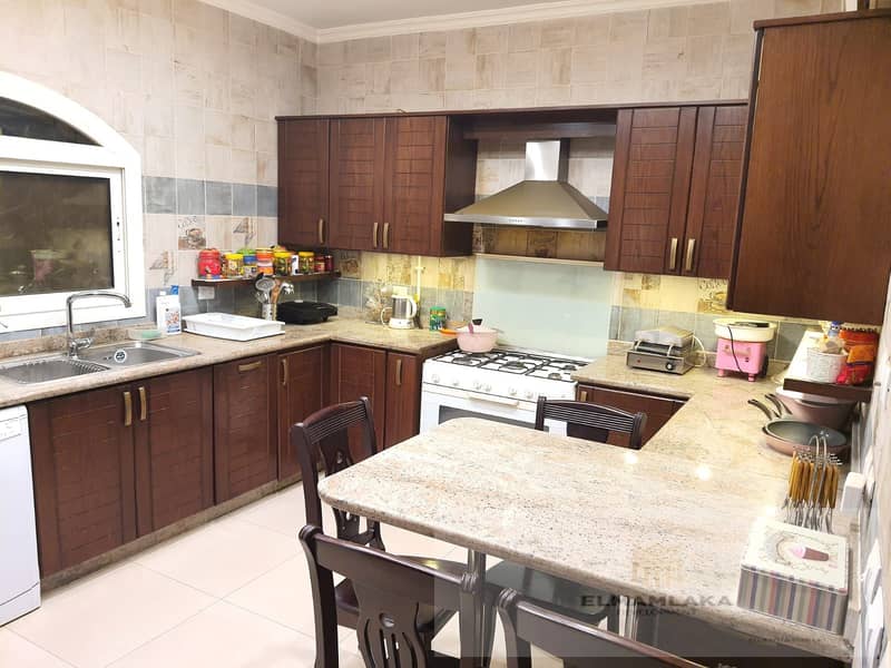 standalone villa for sale, 428 square meters, super deluxe finishing, equipped with air conditioning and kitchen, in Royal City near Hyperone 6