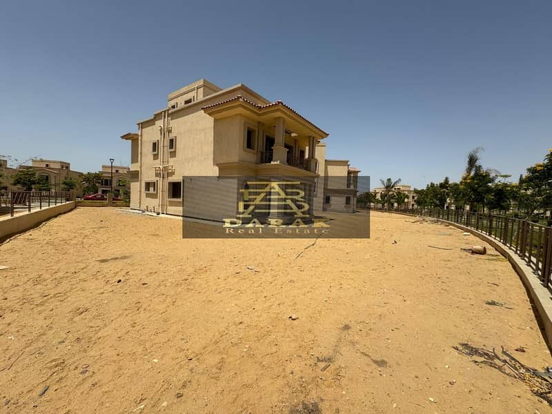 A standalone villa for sale in Madinaty with payment facilities, immediate delivery, lowest premium in the market, a great opportunity, and the larges 0