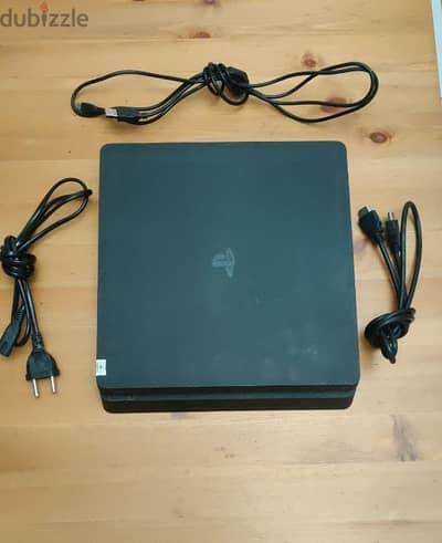 PS4 slim Excellent condition. بلاي ستيشن ٤ سليم حاله ممتازه