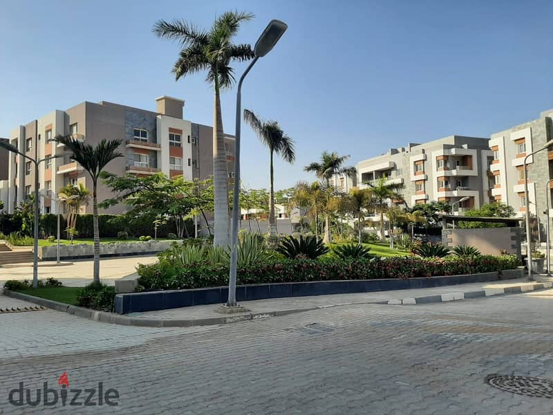 Ready-to-move-in penthouse located in the prime area of Sheikh Zayed, within the prestigious Zayed Regency compound. 3