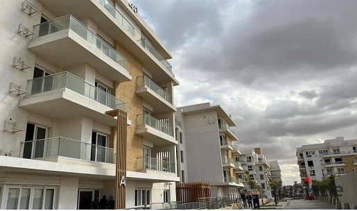 A garden apartment in one of the most strategic locations, close to all essential services and major roads, in Mountain View iCity. 11