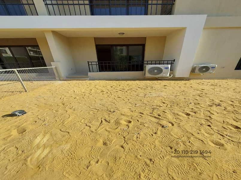 شقة بحديقة للايجار في فيفث سكوير 8