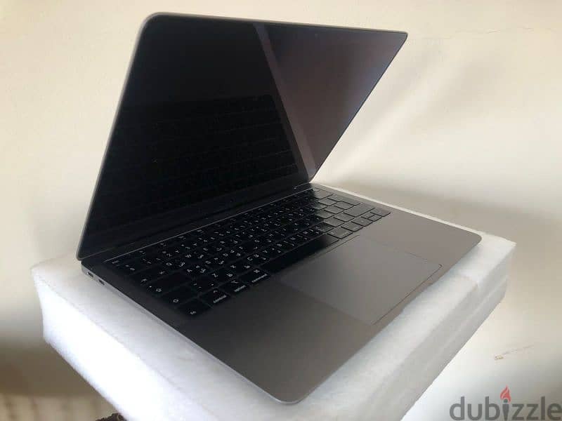 MacBook Air (Retina, 13-inch, 2019) 2