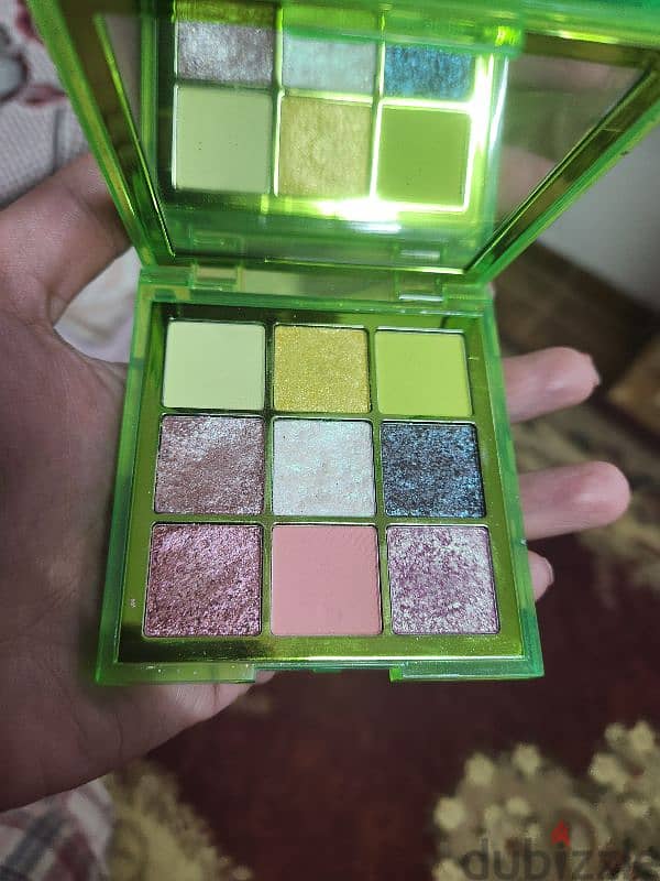 Hudabeauty neon green eyeshadow palette 1