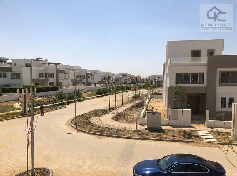 For sale standalone villa 326 m first row Park 140 acres Ready to move under market price Hyde Park Compound Fifth Settlement 1