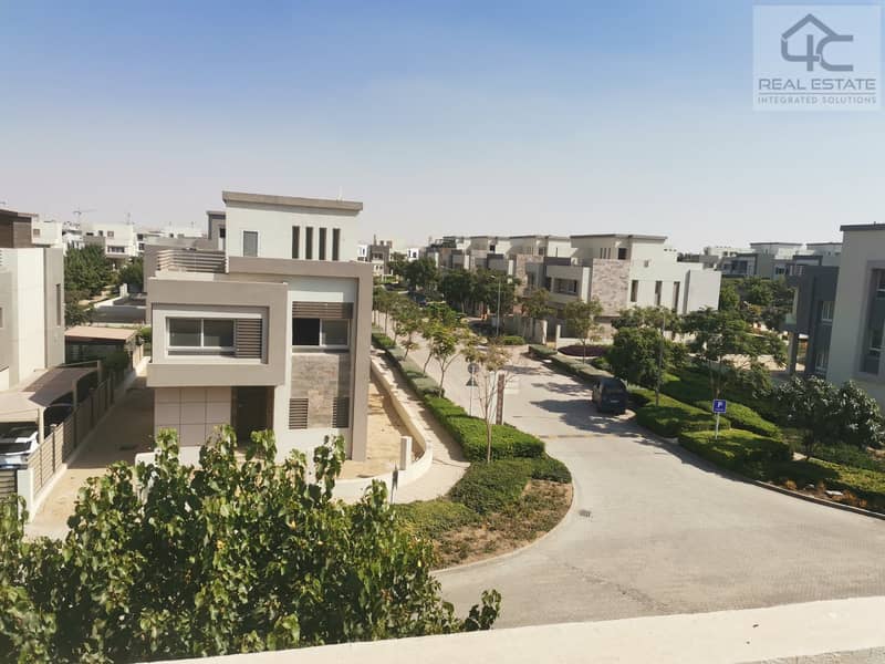 Townhouse 256m 4 bedrooms garden 100m ready to move view landscape in the center of Hyde Park New Cairo 0