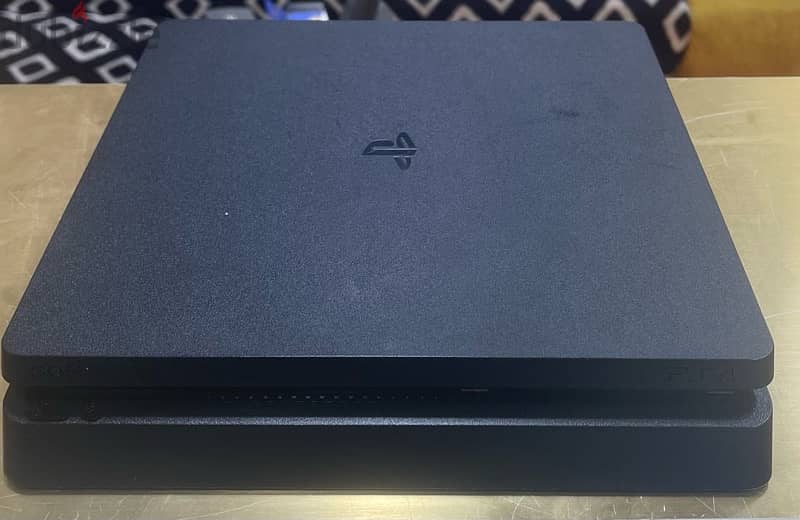 ps4 slim كسر زيرو حالته ممتازه استعمال شخصي معاه دراعين 1