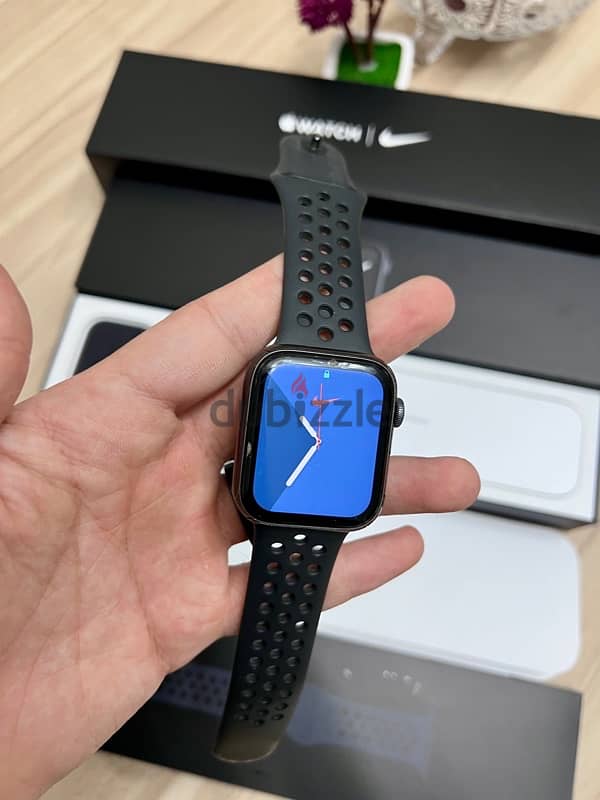 Apple watch series 5 Nike version 44m - ابل وتش اصدار نايك 6