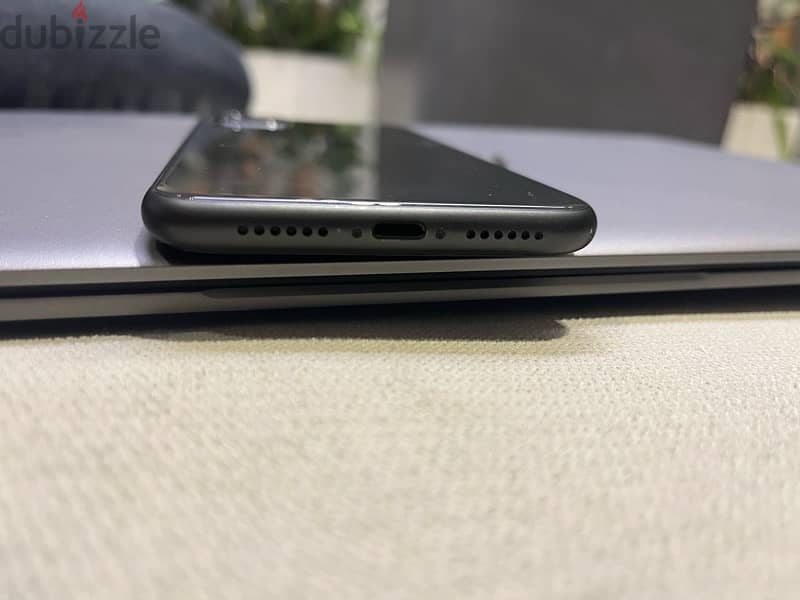 iphone 11 - 128GB Black (battery health 76%) 11