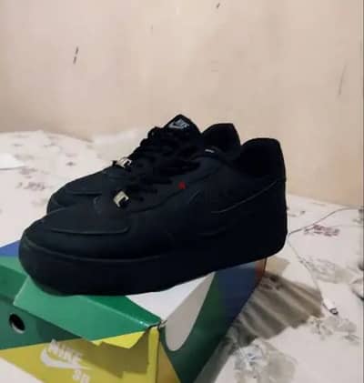 air force black البوكس معاها مقاس 39