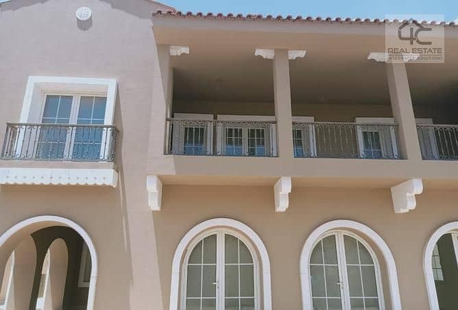 For sale Standalone villa with 328 m directly on the park a very special location with the lowest price in the market and the best location in Hyde Pa 11