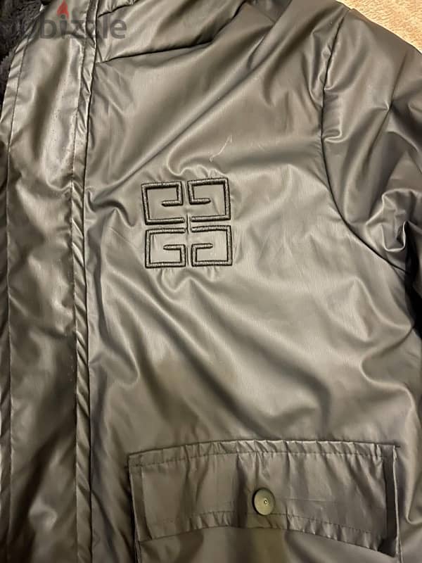 jacket ماركةGivenchy size mجلد في فرو 2