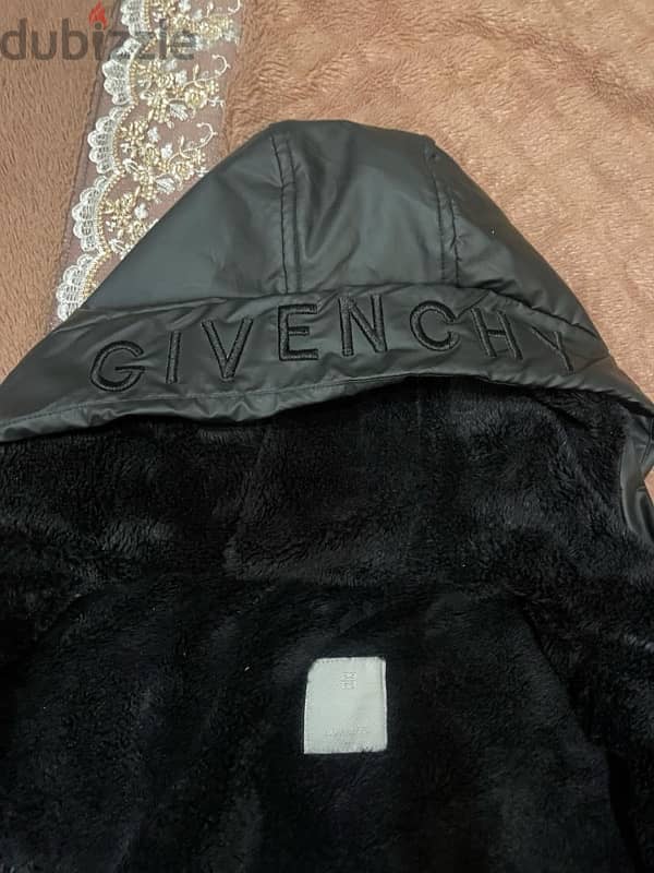 jacket ماركةGivenchy size mجلد في فرو 3