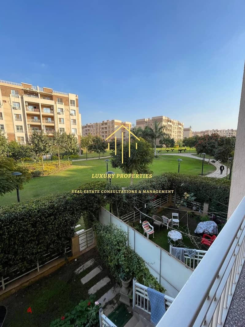 For sale in Madinaty, an apartment with modern finishes, area 96 m, in (B7), first floor, with a direct view of the wide garden, directin east, north 0