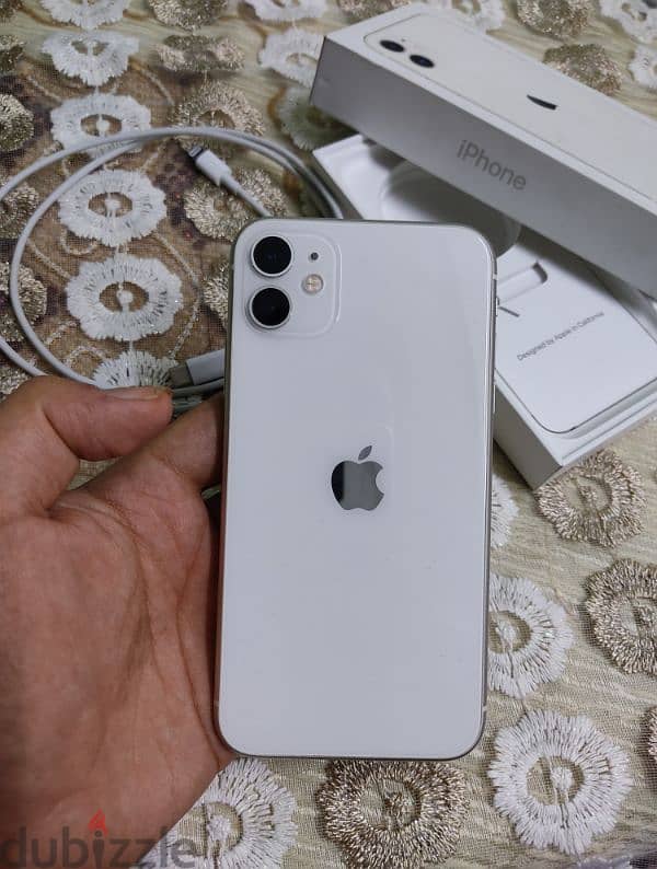 iPhone 11 with box like new بحالة ممتازة 0