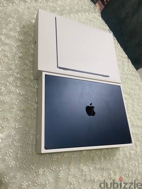 Macbook Air M2  مشحون ٤ مرات فقط بكل حاجته بالضمان 0