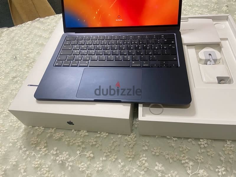 Macbook Air M2  مشحون ٤ مرات فقط بكل حاجته بالضمان 3