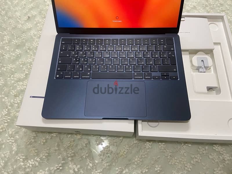 Macbook Air M2  مشحون ٤ مرات فقط بكل حاجته بالضمان 5