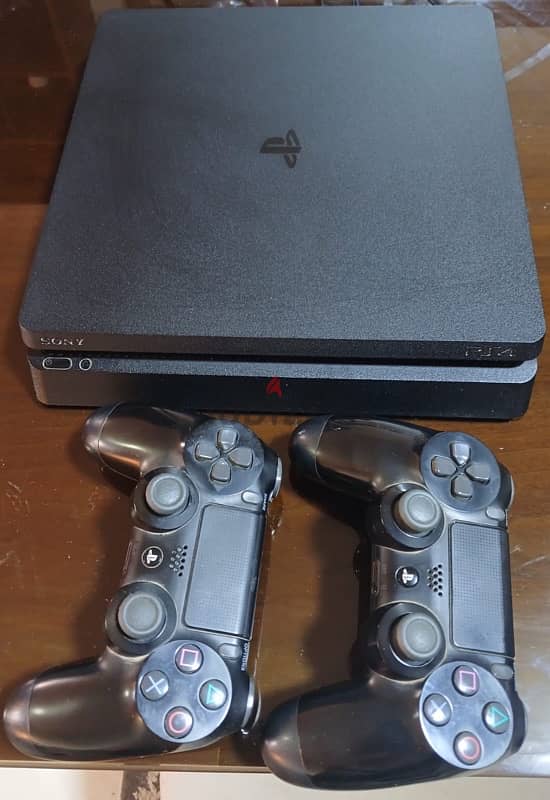 ps4 slim with 1T and two controllers 0