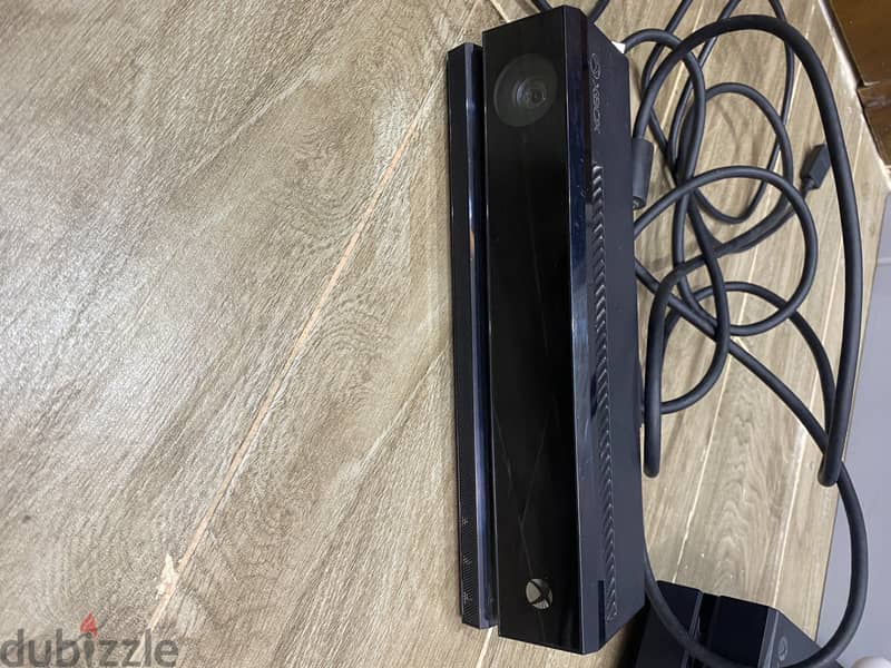 Xbox One with Kinect,2 controllers,4 games,Xbox bag. 500 gb 4