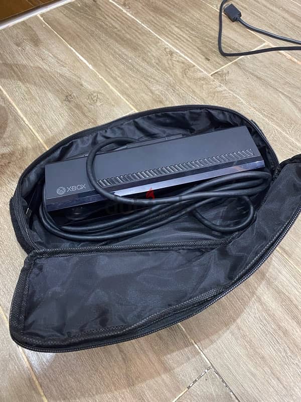 Xbox One with Kinect,2 controllers,4 games,Xbox bag. 500 gb 6