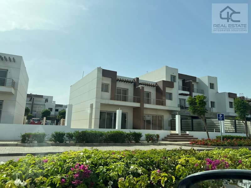 Lowest down payment Modern Townhouse With Land Area 220m View Landscape ready to move In Hyde Park In Fifth Settlement 1