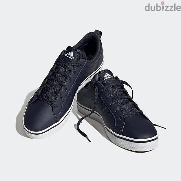 كوتش Adidas اصلى مقاس 44/3 بنص سعره 3