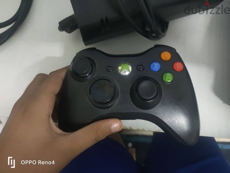 Xbox 360عليه واحد وتلاتين لعبه منهن جي تي في ومعاه الدراع الاصلي و 3