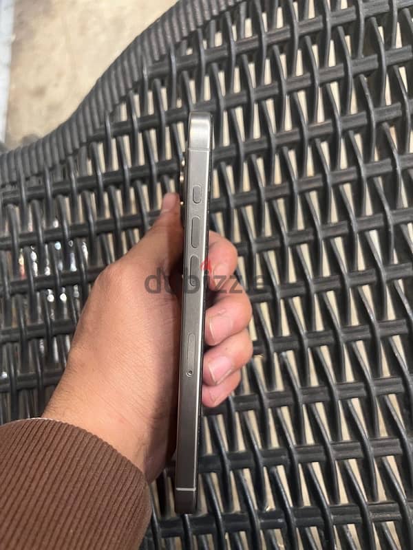 iPhone 15 pro max خطين 4