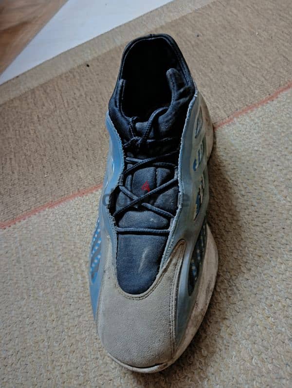 جزمة Yeezy 700 1