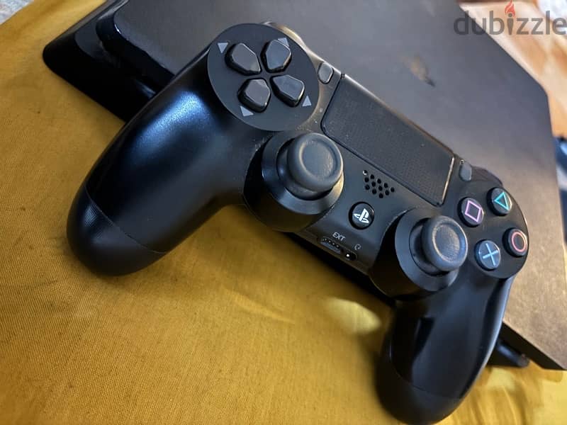 ps 4 slim with one original hand  جهاز بلايستيشن سليم 0