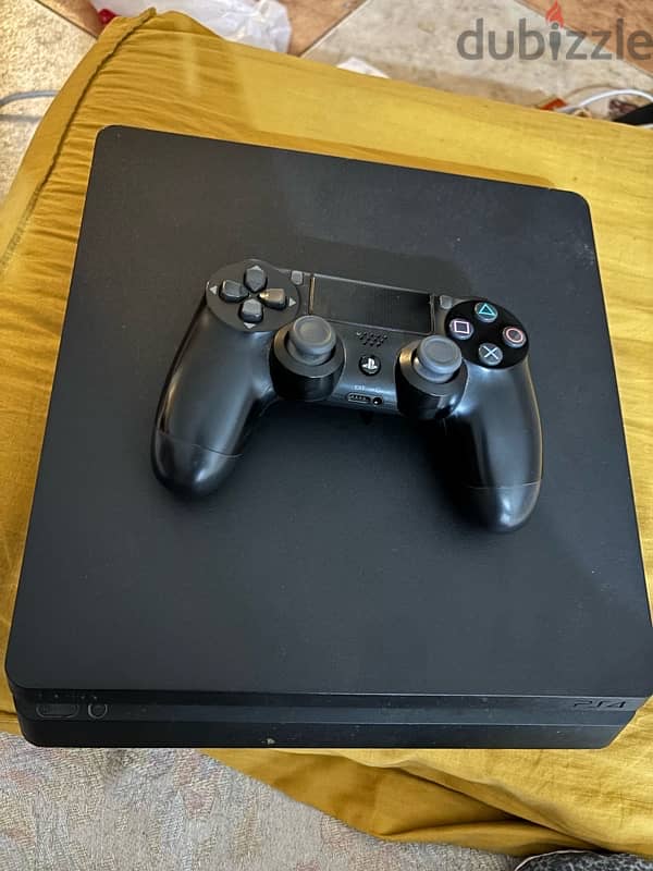 ps 4 slim with one original hand  جهاز بلايستيشن سليم 1