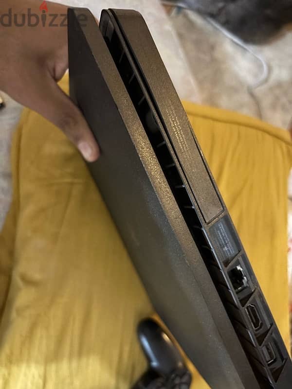 ps 4 slim with one original hand  جهاز بلايستيشن سليم 2