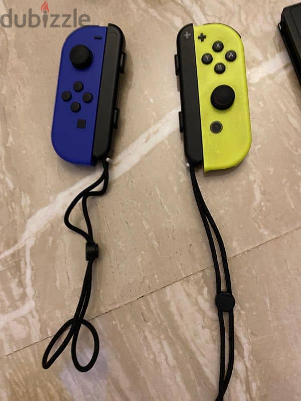 Nintendo Switch 4 Controllers 2 Games 6