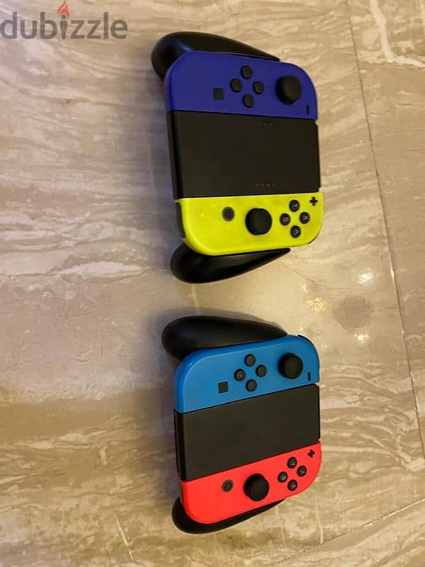 Nintendo Switch 4 Controllers 2 Games 7