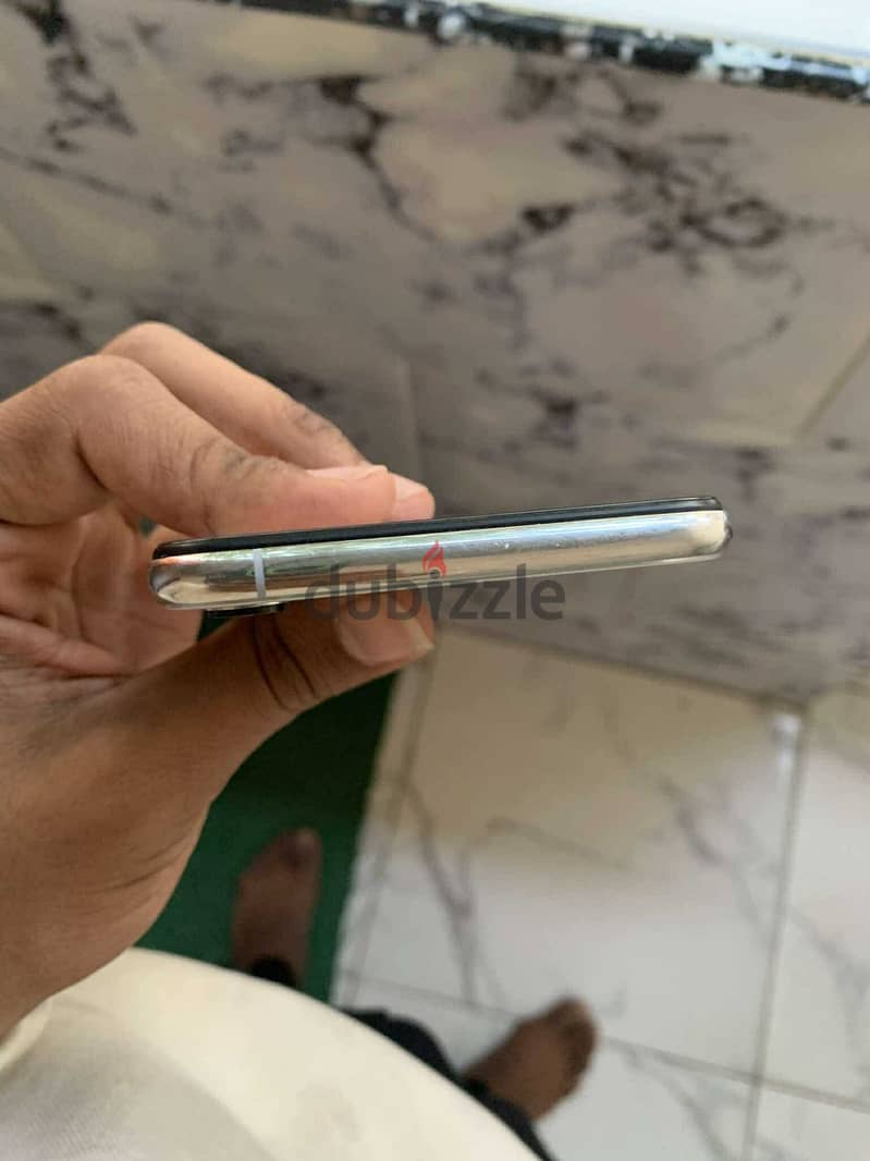 IPhone xs max 64 giga silver مفهوش فصال خالص 4