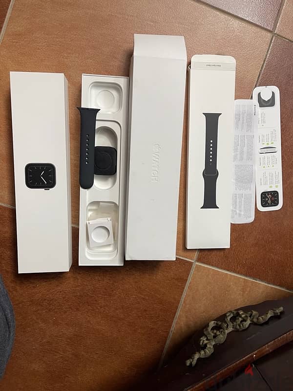 Apple Watch series 5 44MM 2