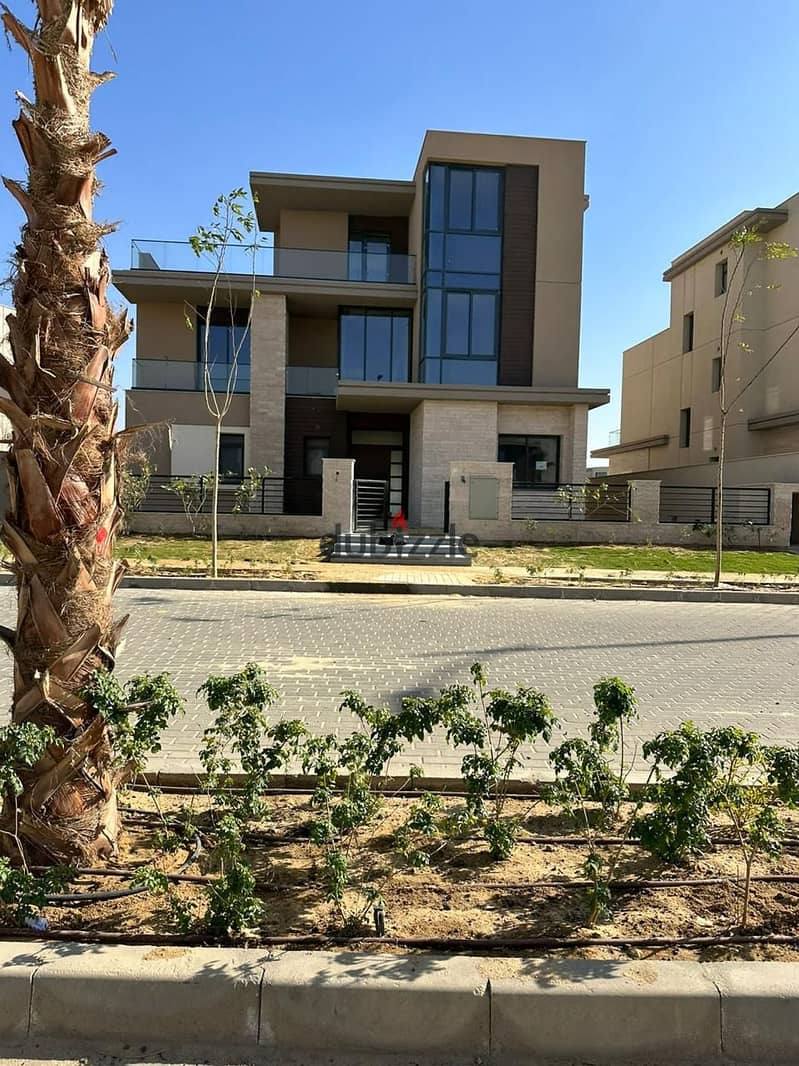 فوري بالتقسيط فيلا مستقلة للبيع 640م بحمام سباحة خاص في the estates من sodic الشيخ زايد 3