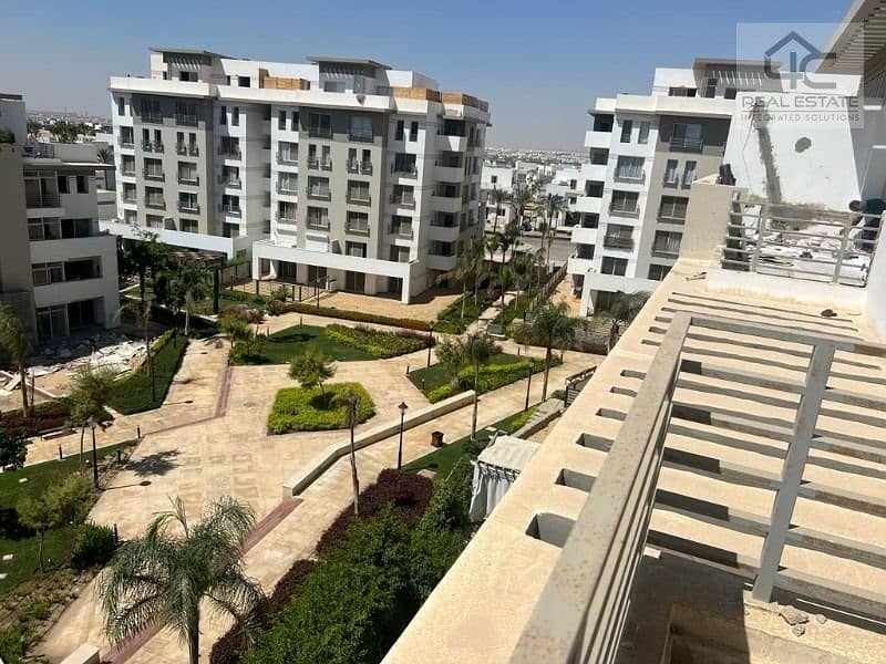 For sale apartment 216m bahari view villas and the mall in the most beautiful phase Apartments in the center of compound and Central Park Hyde Par; 1