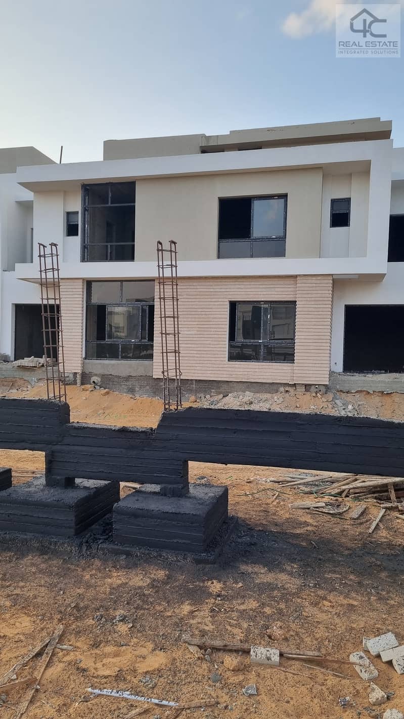 townhouse 250 m ready to move with instalments on open view villas and landscape at the lowest price in the market in Hyde Park Fifth Settlement 0