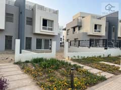 Town house 247m  for sale in Hyde Park  with installments and ready to move , View Landscape. 0