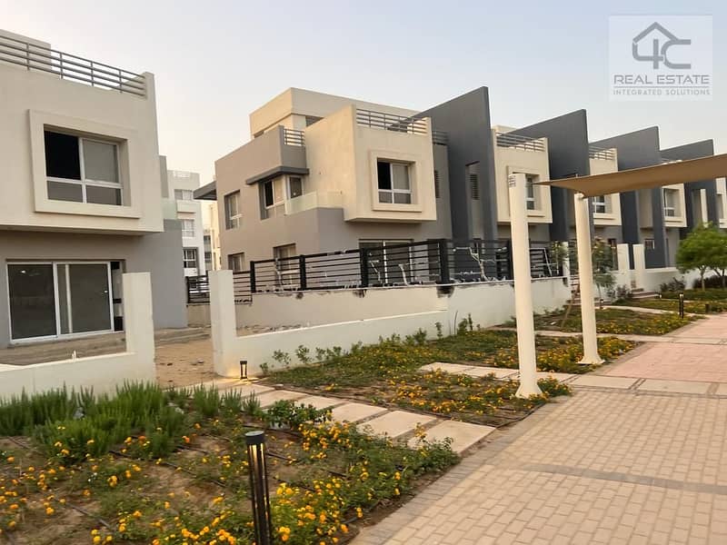 Town house 247m  for sale in Hyde Park  with installments and ready to move , View Landscape. 1