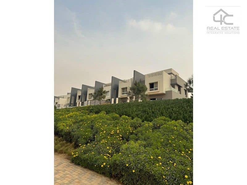 Town house 247m  for sale in Hyde Park  with installments and ready to move , View Landscape. 3