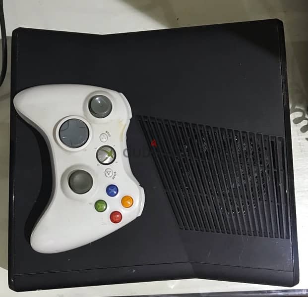 Xbox 360 Slim in Perfect Condition with 11 games 0