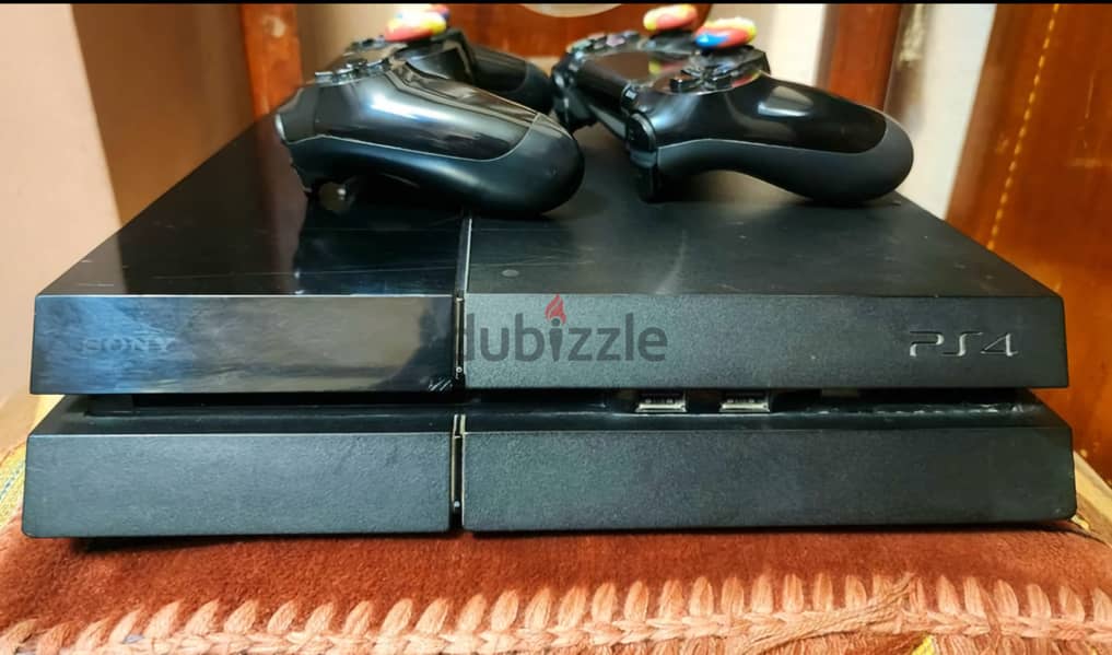 PS4 FAT للبيع، معاه ٢ دراع و سوفت ١١ قابل للتهكير و معاه علبته من غير 0