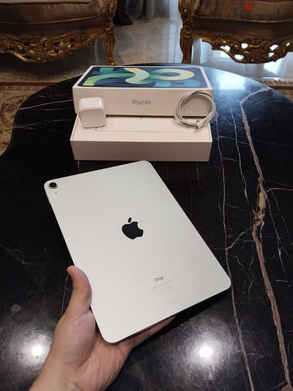 Ipad air 4 64G like new with all accessories 2