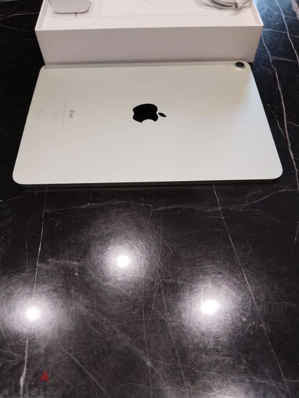 Ipad air 4 64G like new with all accessories 5